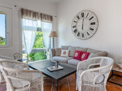 Das Wohnzimmer ist gemütlich, Ideal vor allem in der Nebensaison im April, Mai und Oktober Das Wohnzimmer ist gemütlich, Ideal vor allem in der Nebensaison im April, Mai und Oktober