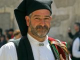 Uomo in costume sardo