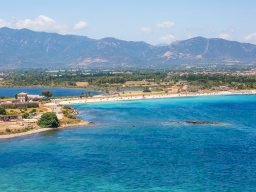 Luftansicht vom Strand von Nora mit Pula und Is Molas im Hintergrund Luftansicht vom Strand von Nora mit Pula und Is Molas im Hintergrund