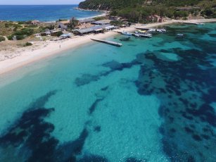 Bucht und Strand der Insel Tavolara aus der Luft aufgenommen Bucht und Strand der Insel Tavolara aus der Luft aufgenommen