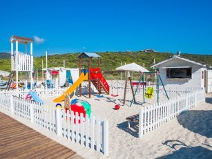 Kinderspielplatz am Strand Spiaggia Bianca von Golfo Aranci Kinderspielplatz am Strand Spiaggia Bianca von Golfo Aranci