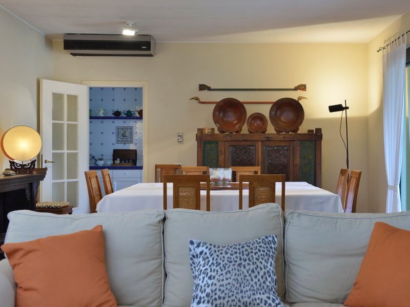 Wohn- und Esszimmer mit Klimaanlage und Blick in die Küche