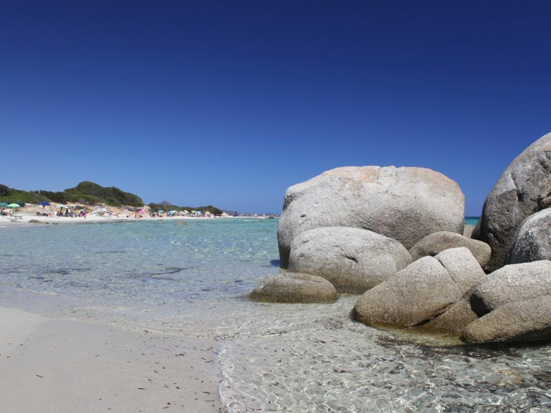 Strand von Sant Elmo mit Granitfelsen und kristalklarem Wasser