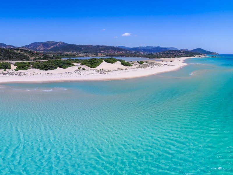 Den Strand von Chia,  der 21 km entfernt ist von Villa Mimosa, gehört zu den schönsten Stränden Sardiniens