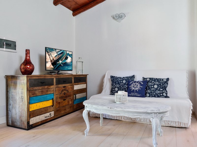 Stilvolles Wohnzimmer mit TV-Ecke