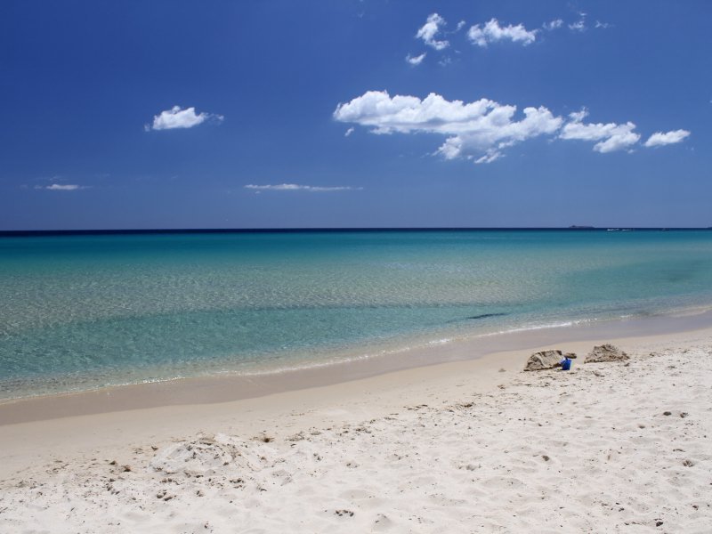 Costa Rei - tiefblaues Wasser und weißer Strand - 5 Autominugen