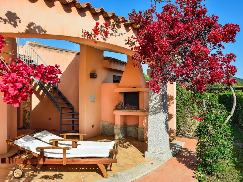 Die blumenumrankte Terrasse ist Mittelpunkt des mediterranen Lebens mit Aufgang zur Dachterrasse