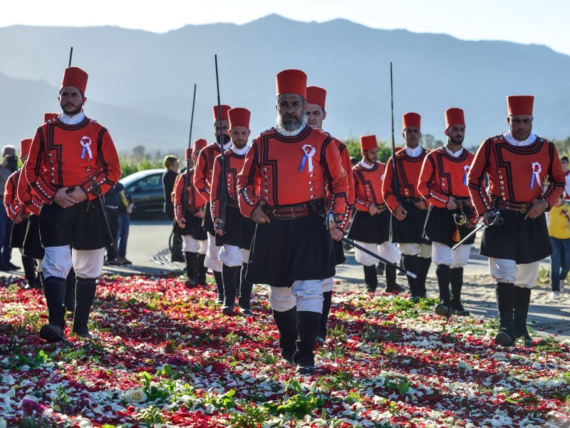Das Dorf Pula kann man von Villa Mimosa zu Fuss erreichen. Hier die traditionelle Prozession zu S. Efisio am 1. Mai jeden Jahres