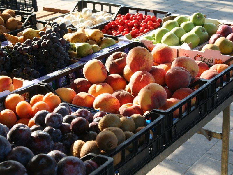 Bauern im Umkreis weniger Kilomenter verkaufen Obst und Gemüse