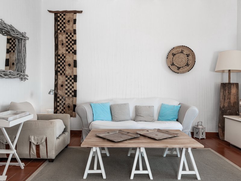 Gemütliches Sofa im mediterran eingerichteten Wohnzimmer