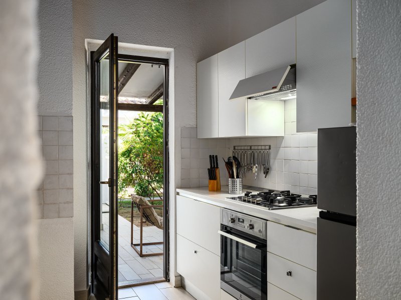 Moderne Einbauküche mit Tür zur Terrasse