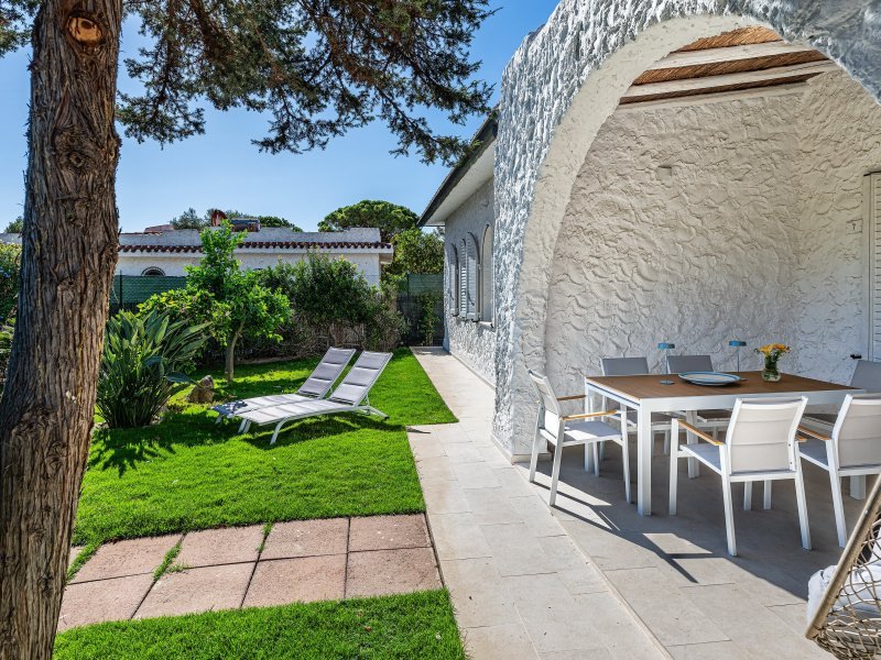 Von der überdachten Terrasse  geht es  in den gepflegten Garten