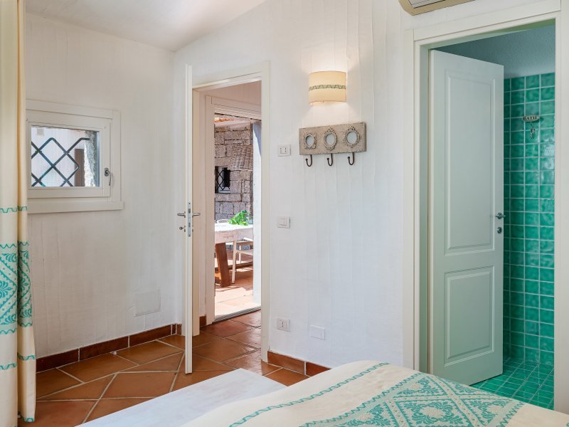 Vom Schlafzimmer führt eine Tür zur Terrasse