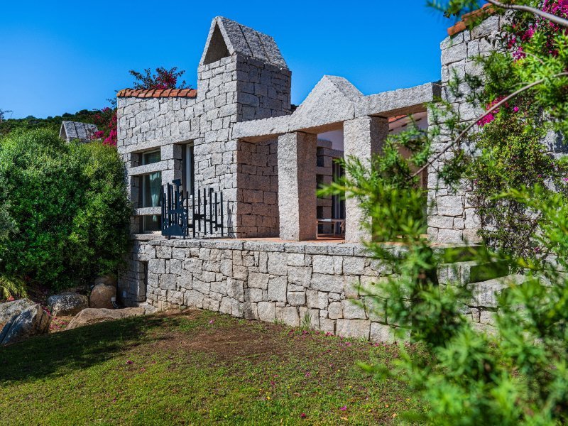 LC 33 besteht aus 3 Baukörpern: Schlaftrakt, geschützter Patio in der Mitte, Wohntrakt