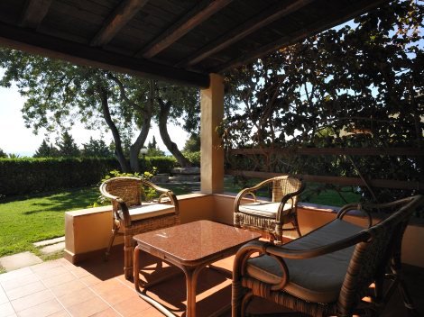 Sitzecke auf der Terrasse mit Blick zum uneinsehbaren Garten