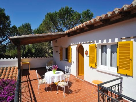 Obere Terrasse mit Sitzmöglichkeiten