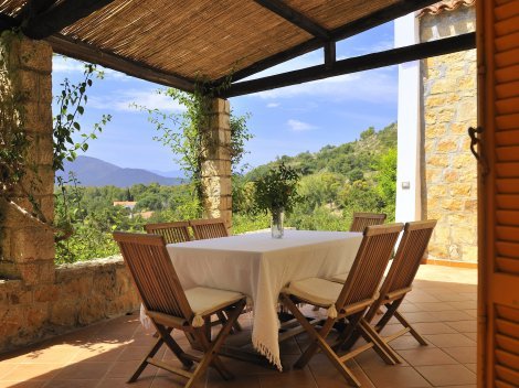 Essbereich auf der Terrasse mti Blick über die Landschaft