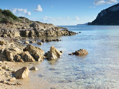 Zu Fuß von Villa Golfo Aranci kommen Se zu dieser Traumbucht