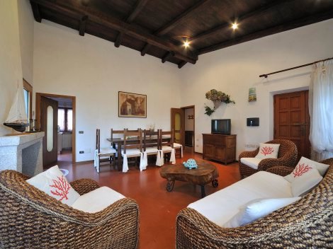 Wohnzimmer mit Essbereich und Sitzmöbeln