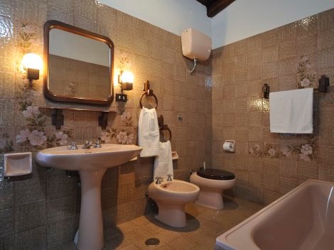 Funktionales Badezimmer 2 mit Badewanne und Bidet