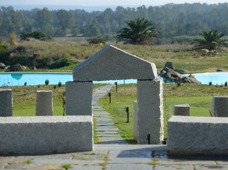 Granitbogen über dem Weg zum Gemeinschaftspool von Li Conchi