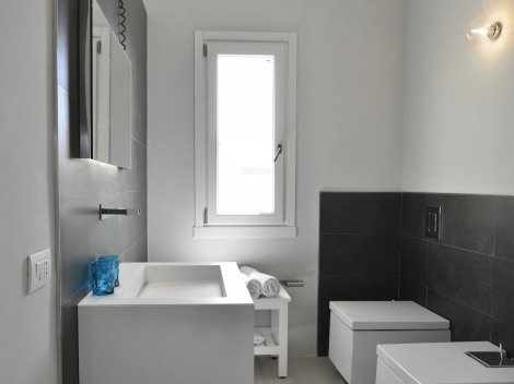 Helles und modernes Badezimmer 1 mit Dusche und Bidet