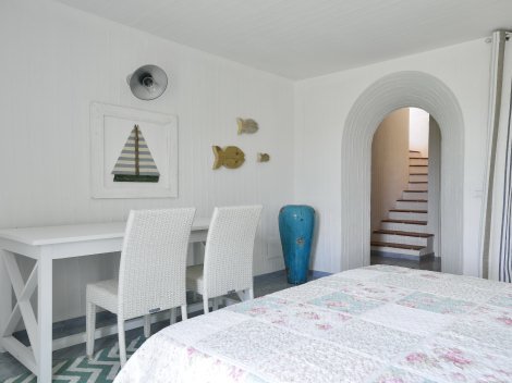 Zum Schlafzimmer 3 führt eine Treppe von der Terrasse in das Untergeschoß