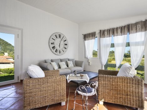 Gemütliches Wohnzimmer mit Sofa