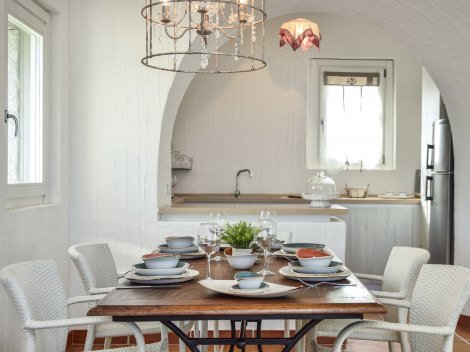 Elegant gedeckter Esstisch und offenen Küche