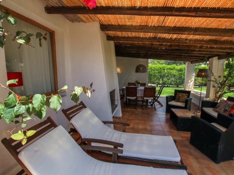 Terrasse mit Liegen