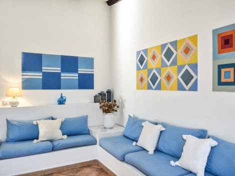 Große, moderne Sitzecke im Wohnzimmer