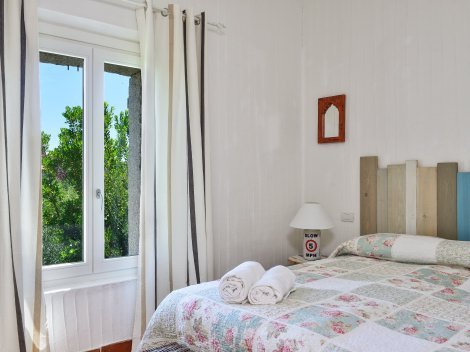 Schlafzimmer 1 mit Doppelbett und Blick ins Grüne