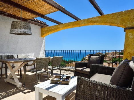 Atemberaubender Meerblick von der Dachterrasse - eingerichtet mit Eßtisch und Loungemöbel