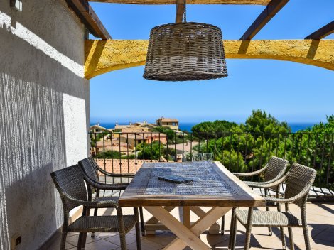 Mittelpunkt des täglichen Lebens ist die Terrasse mit großem Eßtisch