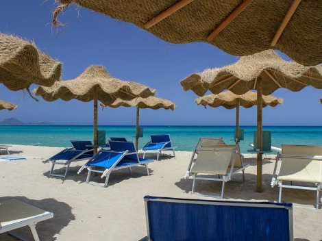 Sonnenschirm- und Liegenverleih Tamatete am Strand Cala Sinzias, 2 km von Li Conchi