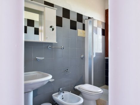 Badezimmer 2 mit Dusche und Bidet