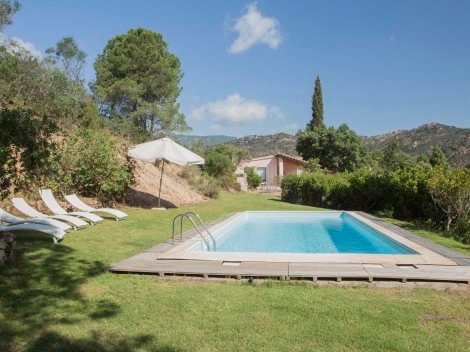In die Landschaft eingebetteter privater Pool der Villa Fiori 2 in Is Molas Medau