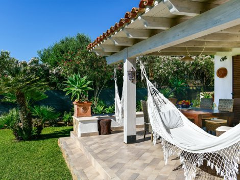Von der überdachten Terrasse sehen Sie bis zum Meer