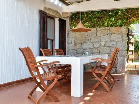 Gemauerter Tisch zum Essen im Freien auf der überdachten Terrasse