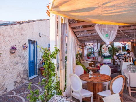 Strandcafé im Ort Golfo Aranci