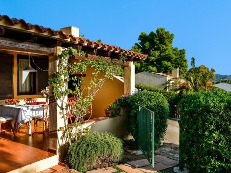 Terrasse mit Barbecue und Blick zum Garten