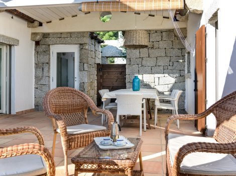 Die Terrasse mit Sofa und Esstisch wird zum Wohnzimmer im Freien
