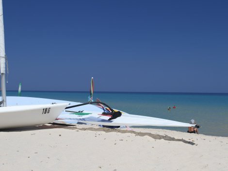 Am Strand von Cala Sinzias, 2 km von Li Conchi, kann man Wassersportequipment ausleihen