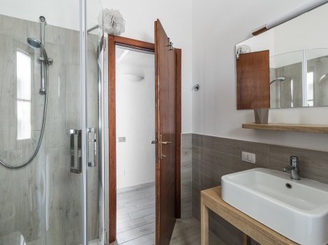 Modernes Bad mit Dusche