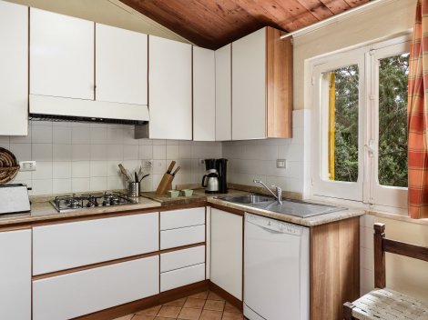 Küche mit Gasherd und Spülmaschine