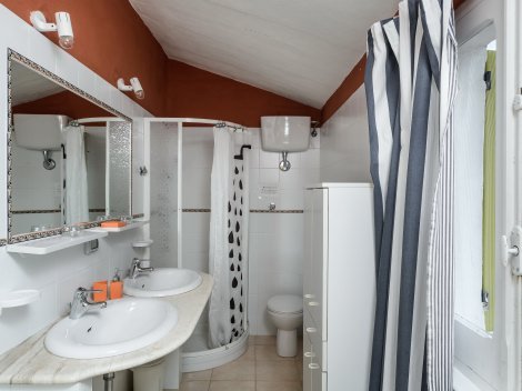 Bad 1 mit Dusche
