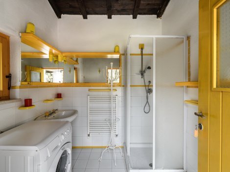 Bad 2 mit Dusche und Waschmaschine