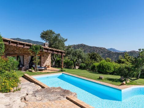 Ein Haus mit Blick zum Meer, auf die Hügel und auf eine intakte Natur