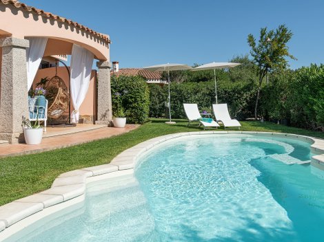 Privater Pool im grünen Garten der Villa