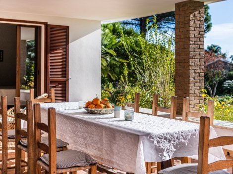 Die überdachte Terrasse mit Eßtisch